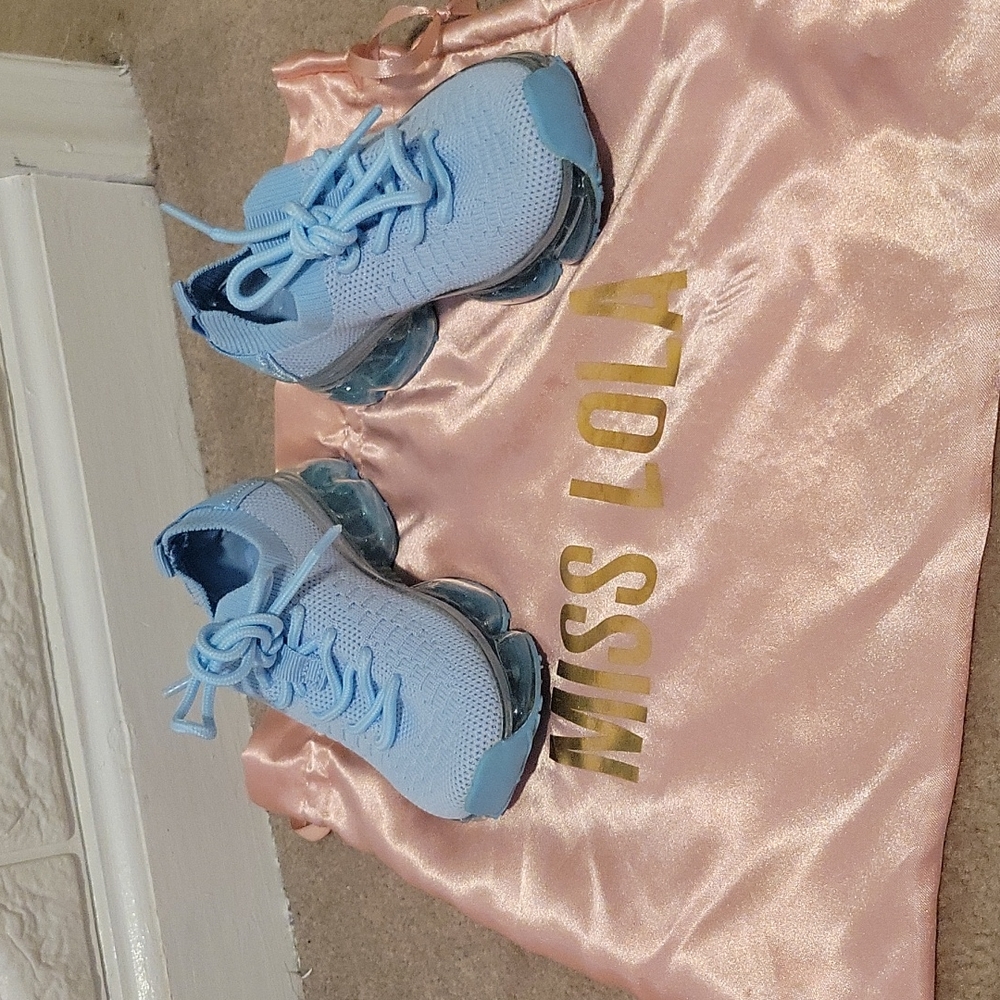 NWOT Mini Chase The Dream Infant/Toddler Sneaker - Size 4 Light Blue